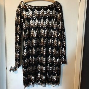Scalloped détail sequin dress